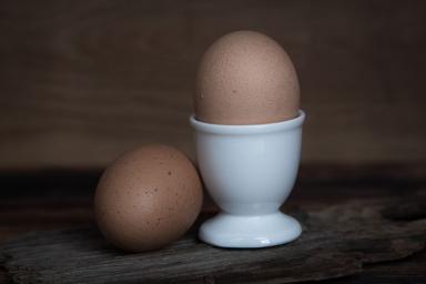 Почему яйца нужно класть в кипящую воду, а не холодную: так делают шеф-повара 