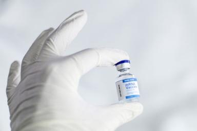 Минздрав: прививки Pfizer и AstraZeneca в Беларуси будут платными