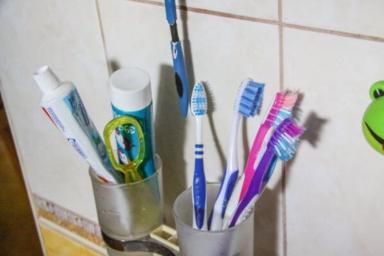 Почему умные хозяйки не выбрасывают старые зубные щетки: вот для чего их используют