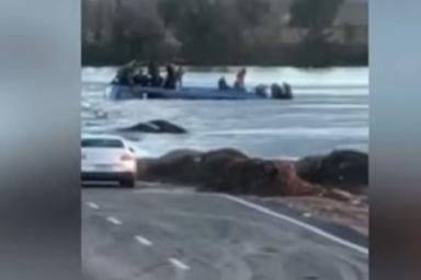 В Китае автобус с пассажирами сорвался с трассы и упал в реку