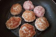 Когда нужно солить фарш, чтобы котлеты не разваливались