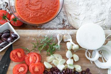 Хитрый трюк, чтобы томатная паста не плесневела в холодильнике 