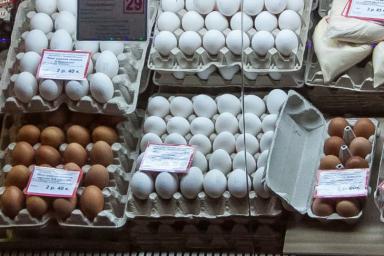 Большинство хозяек делает это неправильно: как нужно хранить куриные яйца в холодильнике