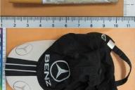 кепка и сигарета