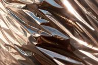 Зачем хозяйки кладут в стиральную машинку три шарика из фольги