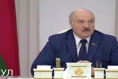 Лукашенко поручил подвезти беженцам дров и накормить их детей
