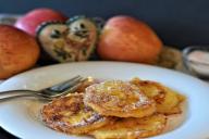 Как приготовить оладьи с яблоками: получаются пышные и такими остаются