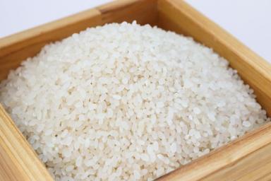 В какую воду бросать рис: в холодную или кипящую
