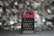 Зачем оборачивать терку во время готовки: хитрость от щепетильных хозяек