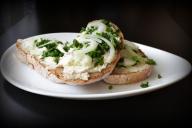 Как сделать намазку на хлеб за 2 минуты: копеечный старый рецепт, способный удивить