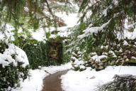 Чем посыпать обледенелые дорожки на даче: способы, которые работают лучше песка и соли