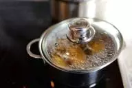 Как быстро почистить эмалированную кастрюлю от желтизны и налёта внутри: будет, как новая 