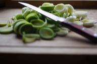 Зачем кухонный нож обматывают резинкой для денег: лайфхак, который упростит жизнь хозяйкам