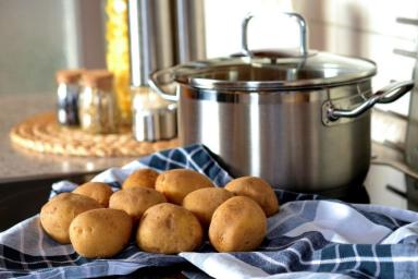 Как почистить картошку на «Оливье» за 2 секунды и не испортить маникюр: советский трюк