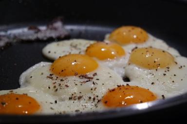 Как пожарить яйца без единой капли масла и жира: получаются с очень нежным желтком