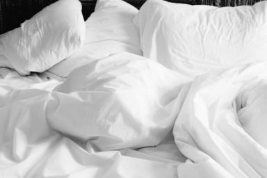 Чем постирать желтые от старости подушки, чтобы стали белыми как снег: поможет неожиданное средство
