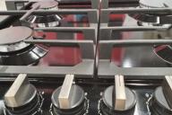 Зачем накрывать плиту влажными полотенцами: хитрость, о которой не знают