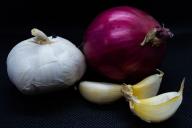 Как увеличить размер головок чеснока и лука в несколько раз: хитрый и бесплатный способ