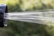 Как за минуту отмыть изнутри 20-литровую баклажку от зелени: дешево, просто и экологично