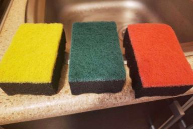 Почему губки, которыми мы моем посуду, разные по цвету: узнав, вы начнете ими правильно пользоваться 