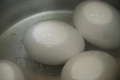 Как сварить яйцо желтком наружу: трюк от опытных хозяек