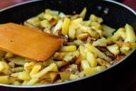 Нужно ли закрывать крышку, когда жаришь картошку: ошибка, из-за которой не видать румяной корочки