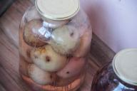 Как стерилизовать банки холодным способом: без духовки и кипятка