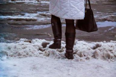 Чем помазать свою обувь, чтобы до конца зимы на ней не появлялись соляные разводы
