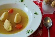 Зачем замачивать магазинные пельмени в воде перед варкой: хитрость, о которой не догадываются