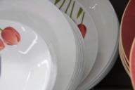 Простой способ отмыть тарелки от желтого налета: хитрость, которая удивит хозяек