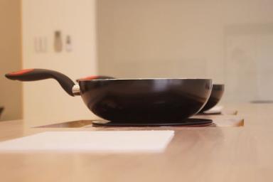 Опытные хозяйки «запекают» пустую сковородку в духовке: чем поможет такой трюк 