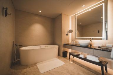 4 секрета чистоты от работников люксовых отелей, чтобы ванная комната блестела