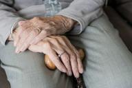 Руки, пожилой человек