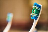 Никогда не выбрасывайте зубные щетки сразу после покупки новых: зачем они нужны продвинутым хозяйкам