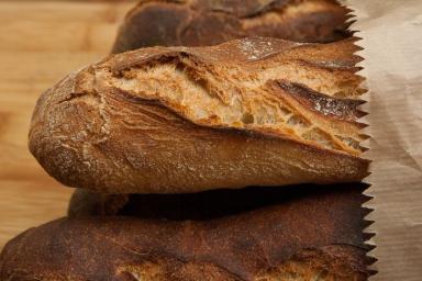 Хитрый способ сделать мягким самый черствый хлеб: понадобится 1 минута