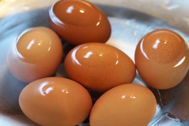 Сложно о простом: как правильно сварить яйца, чтобы скорлупа сама «отпрыгивала»