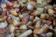 Чтобы жареная картошка не пригорала, не разваливалась, не стала пареной, запомните эти 5 тонкостей