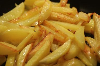 Зачем любители жареной картошки царапают клубни до начала готовки: фишка хозяек