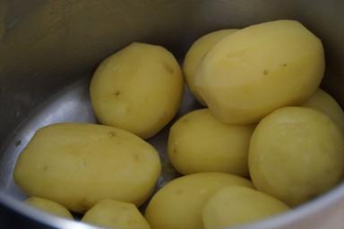 Почему не стоит выливать картофельный отвар и что из него приготовить: гениальная идея