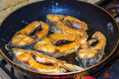 Одесский способ пожарить рыбу без жира, масла и запаха по всей кухне: получается вкусно и с хрустящей корочкой