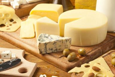 Что делают хозяйки, чтобы сыр в холодильнике не плесневел: маленькая хитрость