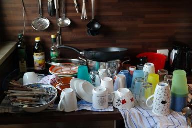 Понадобится чайный пакетик: найден легкий способ мытья жирной посуды