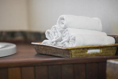 Чем отстирать застарелые пятна на полотенцах, если все химчистки отказали: безотказный способ 