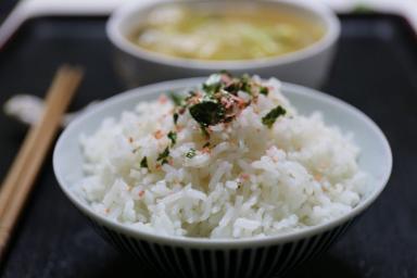 Рассыпчатый рис без кастрюли и плиты: как его готовят продвинутые хозяйки