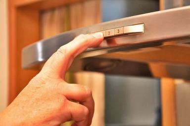 Чистка вытяжки на кухне: поможет копеечное средство
