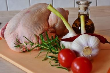 Как сделать хрустящую корочку на курице в духовке: повара раскрыли секреты