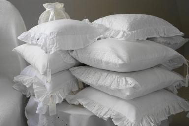 Как освежить подушку без стирки: народный метод