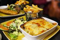 Просто, но вкусно и оригинально: как приготовить картофельный рулет с фаршем