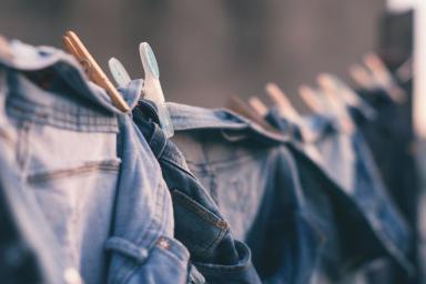 Как быстро устранить жирное пятно с одежды, не застирывая: хитрость, которая многих удивит