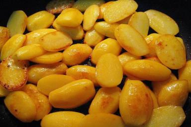 Как быстро и вкусно запечь картофель без духовки: на приготовление уйдет только 10 минут